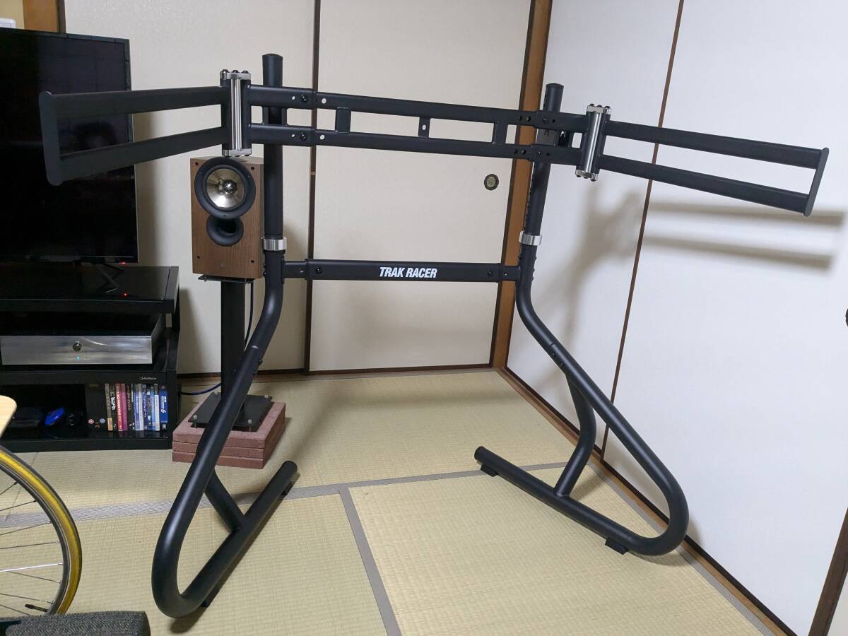 未使用に近い】Trak Racer トリプルモニターフロアスタンド22-32インチ 未使用に近い】Trak Racer トリプルモニターフロアスタンド22-32インチ