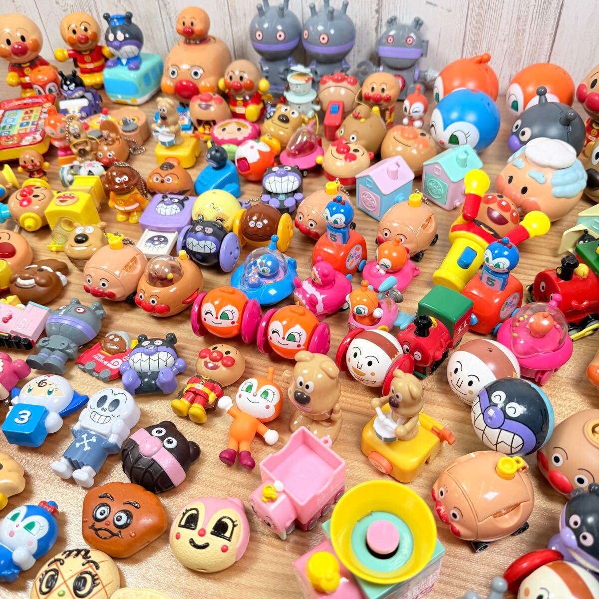 H②■放出!! 1円～!! アンパンマン フィギュア/おもちゃ/グッズなど 大量セット まとめて H②□放出!! 1円～!! アンパンマン フィギュア&frasl;おもちゃ&frasl;グッズなど