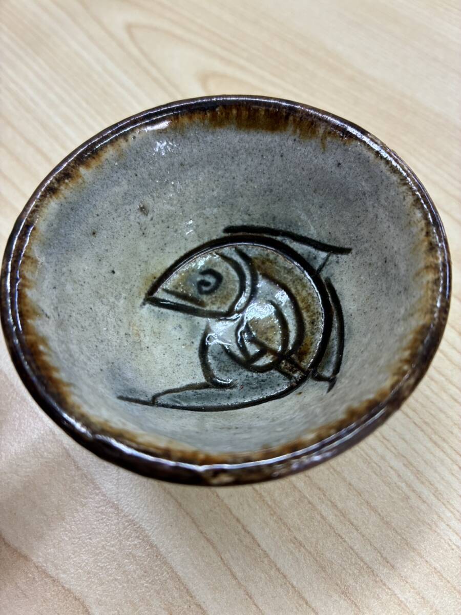 沖縄 琉球焼 壺屋焼 人間国宝 金城次郎 「線彫り魚文湯呑」 合わせ箱付
