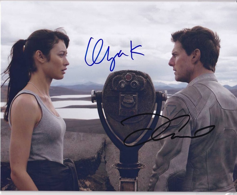 ダニエル・クレイグとオルガ•キュリレンコ直筆サイン入り2Lサイズ写真… オルガ・キュリレンコ Olga Kurylenko 直筆サイン入り写真 証明書付き