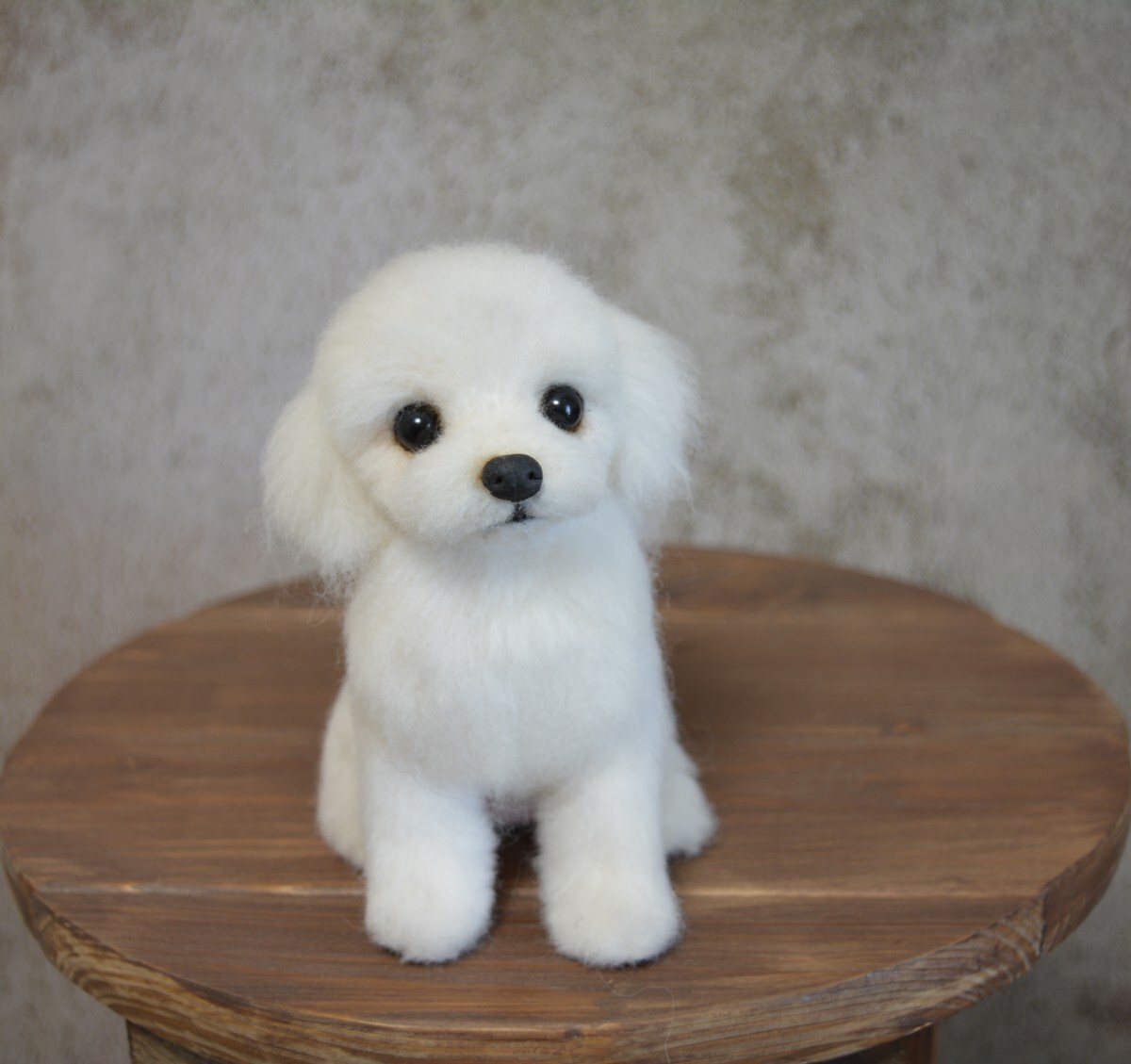 新品】マルチーズの刺繍ブローチ○小ぶりサイズ ハンドメイド 犬 動物