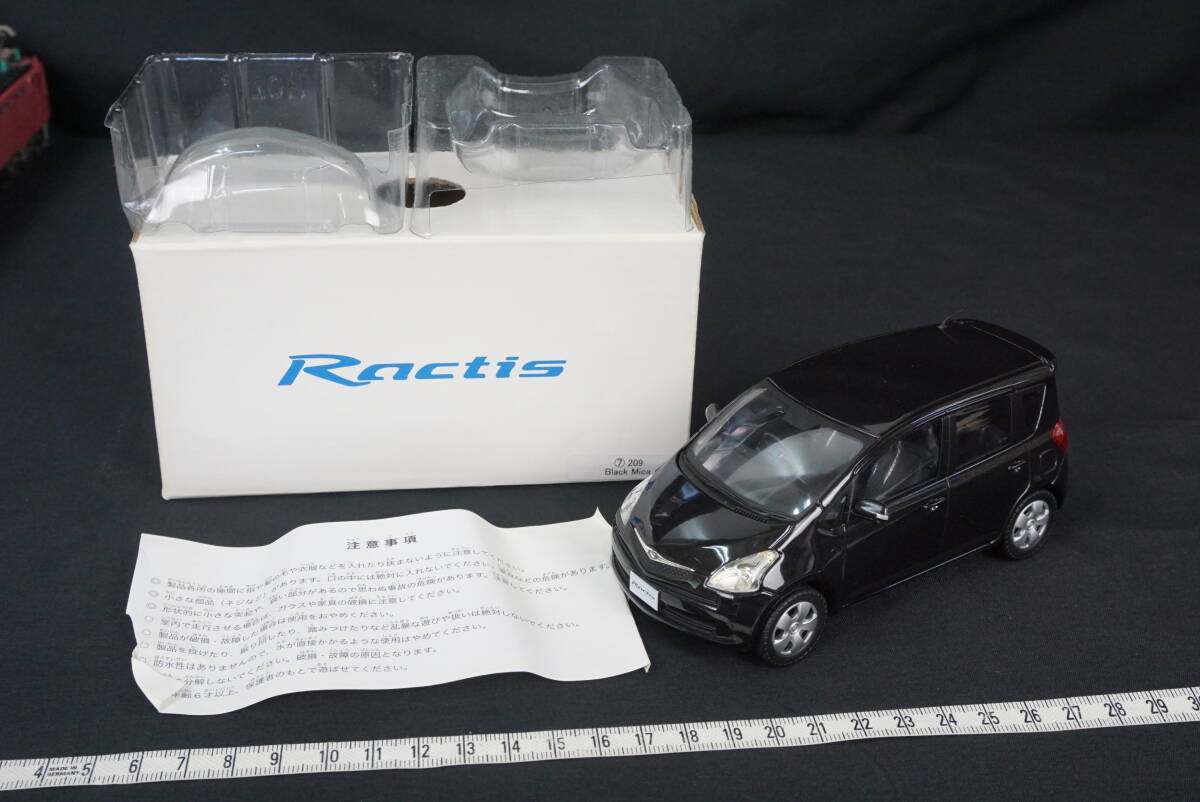 新品】1/30 トヨタ 初代ラクティス Ractis 非売品 カラーサンプル