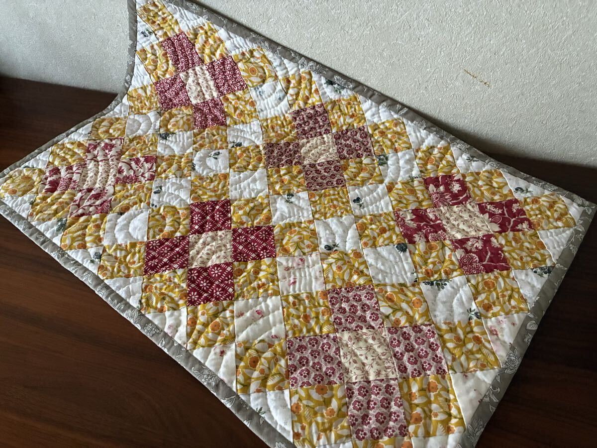 ハンドメイド パッチワークキルト バスケット ハート ミニタペストリー