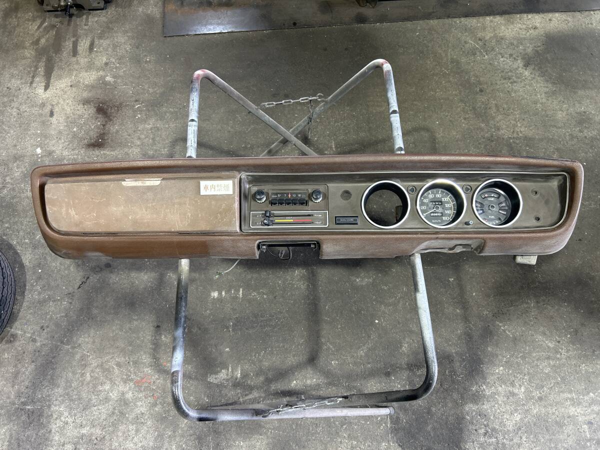 良品 B 120 サニー トラック 割れ無 ダッシュボード パッド メーター