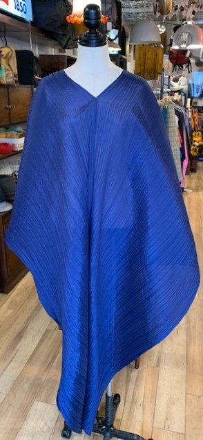 プリーツプリーズ　イッセイミヤケ　大判　ポンチョ　ストール ISSEY MIYAKE - プリーツプリーズ イッセイミヤケ ポンチョ