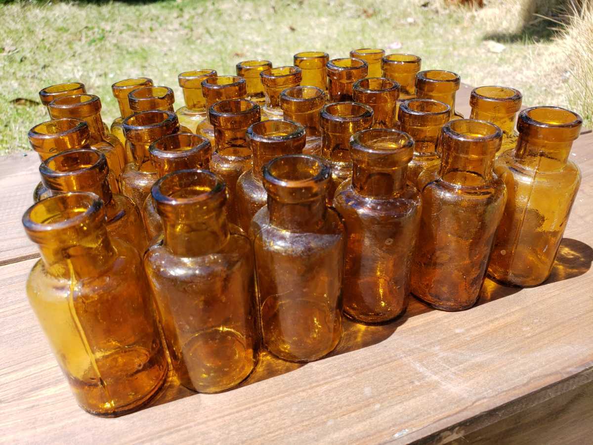 古い 気泡入り薬瓶 30本まとめて 薄い琥珀色 アンバーガラス 硝子 小瓶 