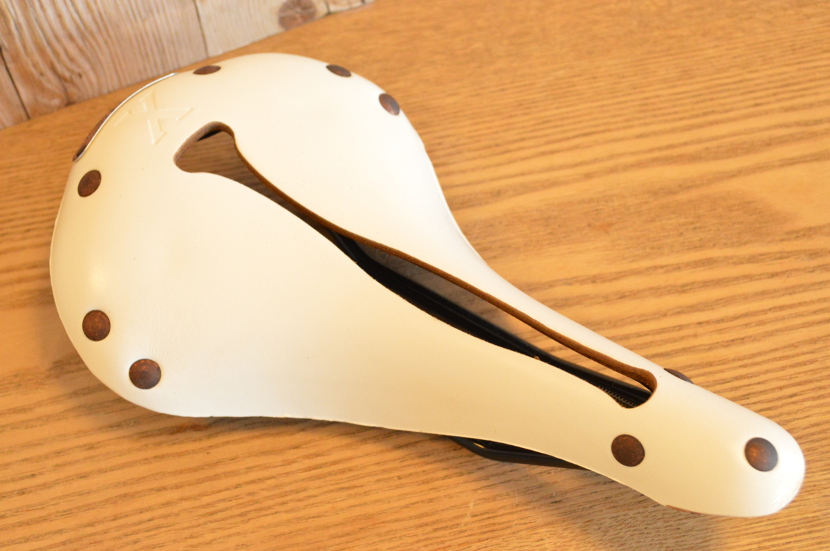 セラアナトミカ Selle Anatomica ホワイト レザーサドル クラシックに見えて実はハイテク!? SELLE ANATOMICA / レザーサドル