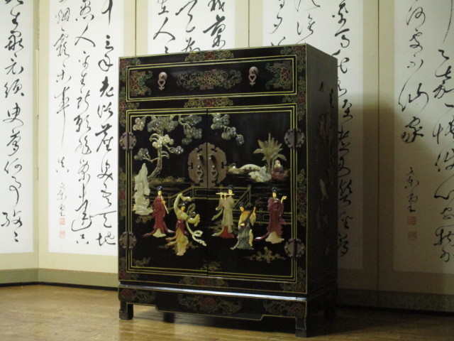 逸品 黒漆 中国美術 玉石 彫刻 唐美人花鳥文様図 1杯抽斗 飾り棚 錠前 