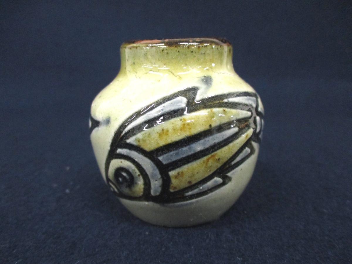 金城敏男作　魚の絵柄の陶器の壺 C2425 金城敏男 壺屋焼「魚文 小壷②」在銘 父：金城次郎 楊枝入れ 小