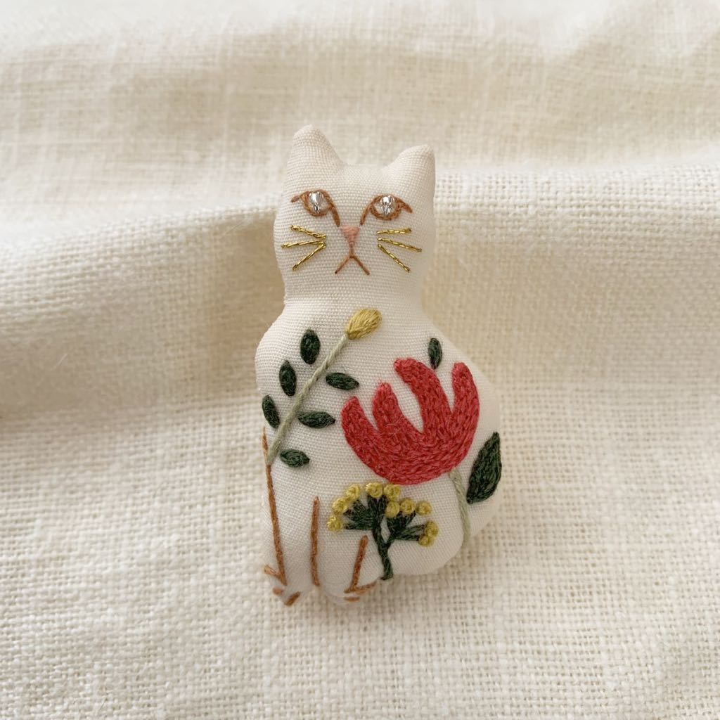 猫 ネコ 木枠 猫刺繍ブローチ 手刺繍 ハンドメイドブローチ 暑けれ