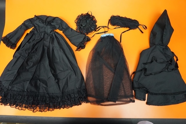 ドール用 アウトフィット 服 ブラック 黒 レース ドレス ワンピース 長袖 フード ポンチョ マント パニエ ヘッドドレス の落札情報詳細 ヤフオク落札価格情報 オークフリー スマートフォン版