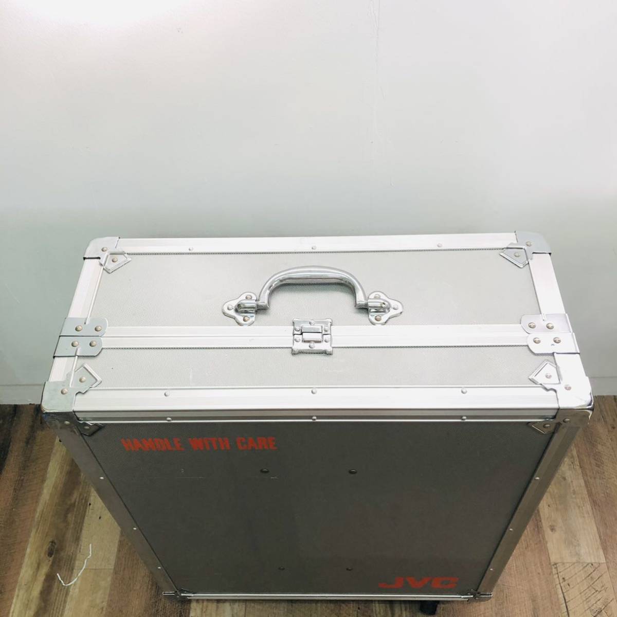 Jvc ジェラルミンケース アタッシュケース アルミ トランクケース 24 54 63cm キャスターを除く 引き取り歓迎 I0490 の落札情報詳細 ヤフオク落札価格情報 オークフリー スマートフォン版