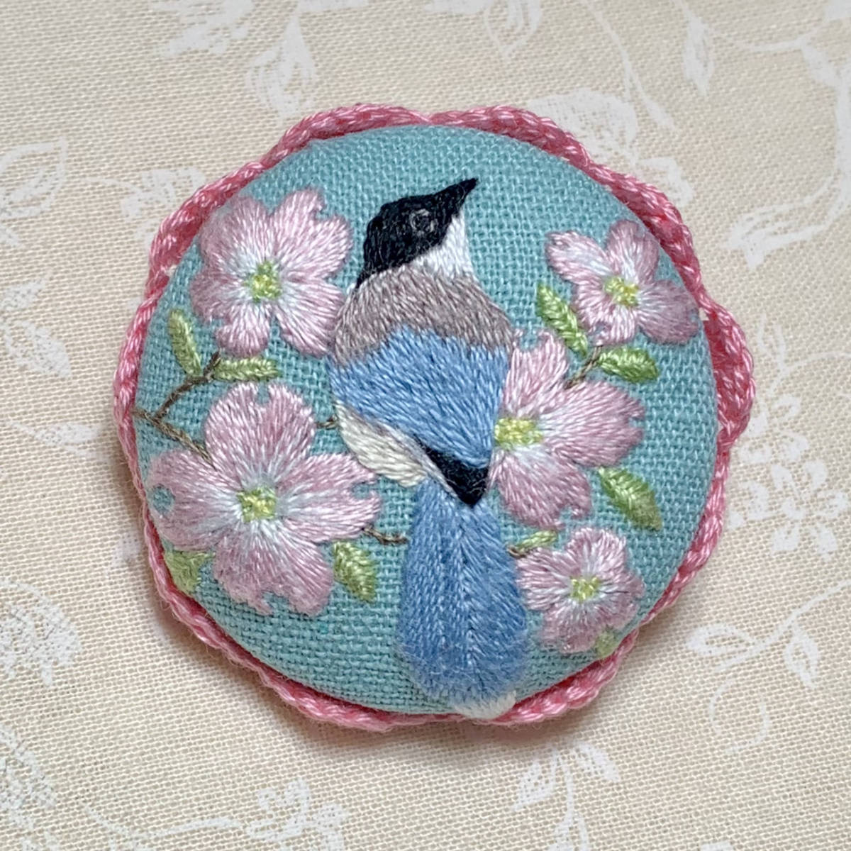 ハンドメイド刺繍ブローチ 727 取ら キジバトと枇杷