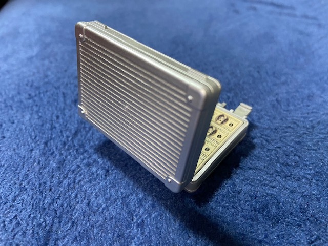 新品 同梱可 ミニアタッシュケースマスコット２ シルバー ドル札 札束 ミニチュアフィギュア ガチャポン の落札情報詳細 ヤフオク落札価格情報 オークフリー スマートフォン版