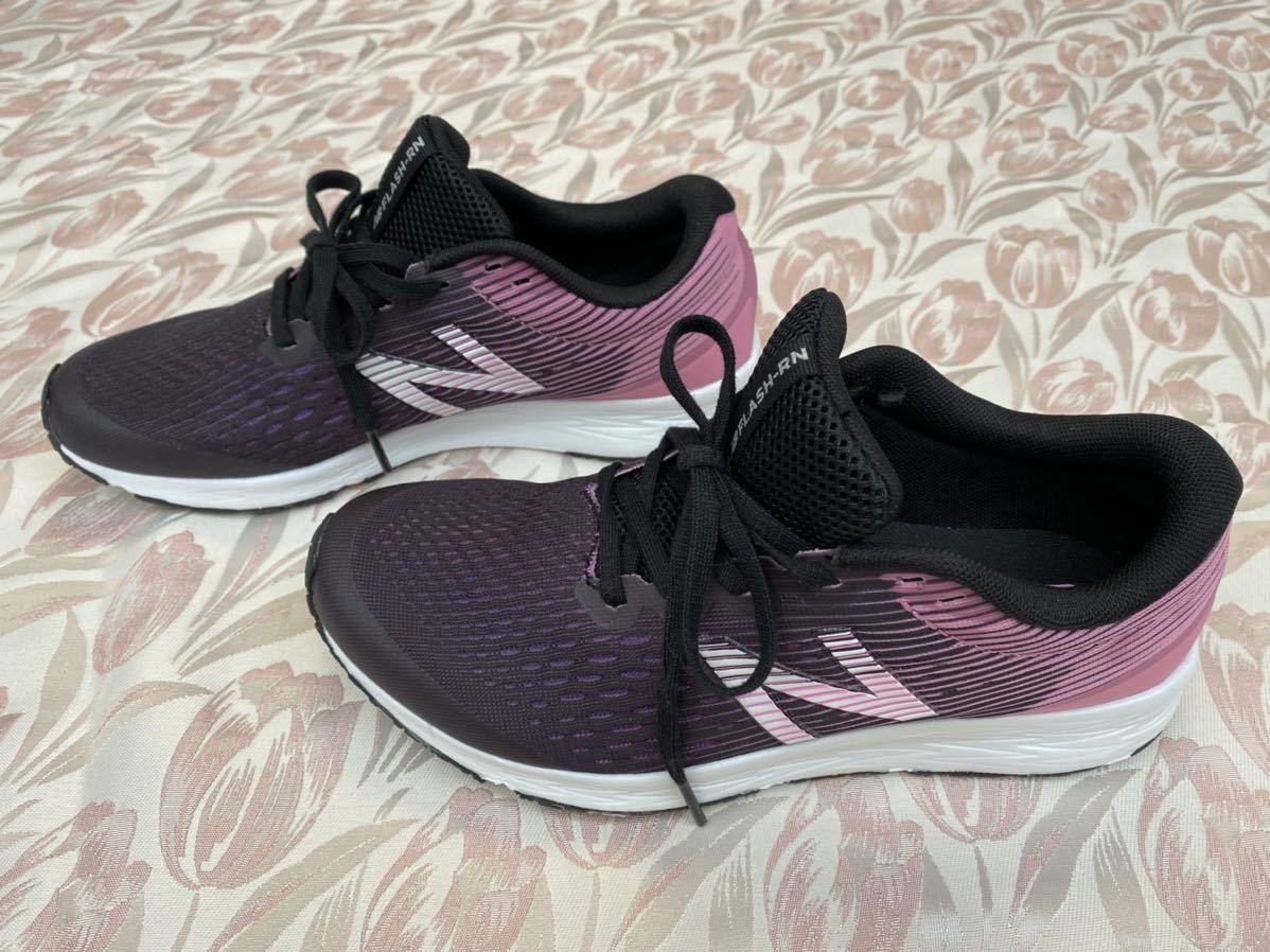【未使用】ニューバランス ランニングシューズ フラッシュ ブラック×ピンク 23.5cm 定価7590円の品 クッション抜群FITNESS