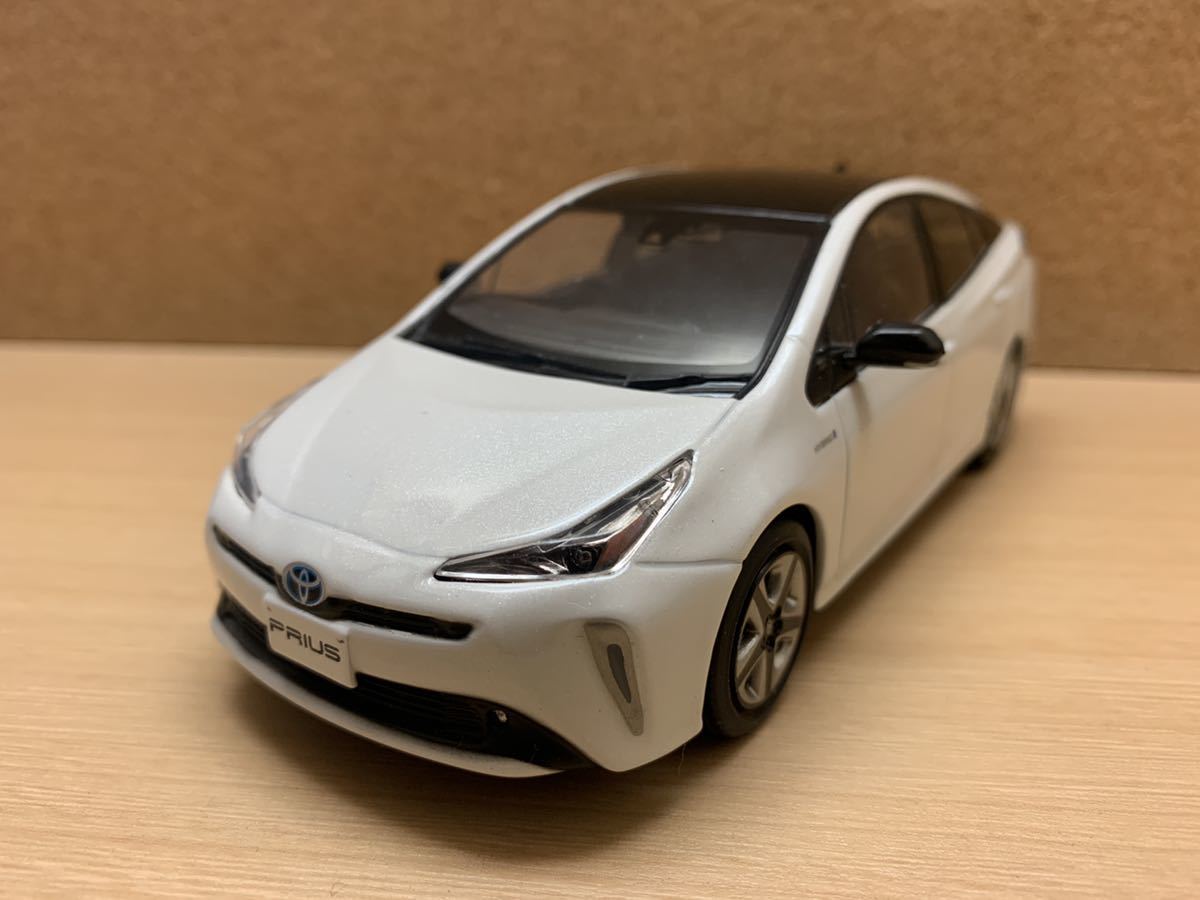 トヨタ 30プリウス カラーサンプル ミニカー スーパーホワイトⅡ トヨタ 30プリウス カラーサンプル ミニカー スーパーホワイトⅡ