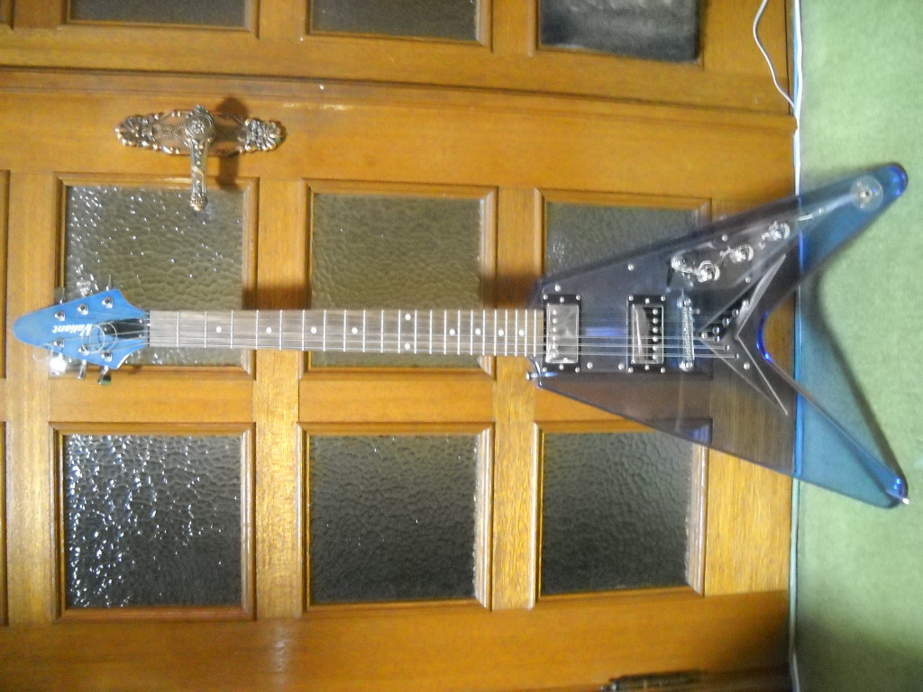 クリスタル フライングV エレキギター クリア 透明 やや傷や汚れあり】Valiant クリスタル flyingV！アクリルボディの