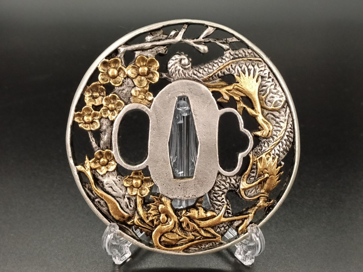【目立った傷や汚れなし】81804 日本刀装具 刀鍔 桜龍の図 銅地 細工 絵金銀 鍔 刀の鍔 ツバ 鐔 刀鐔 刀剣美術 136G 6MMの ...