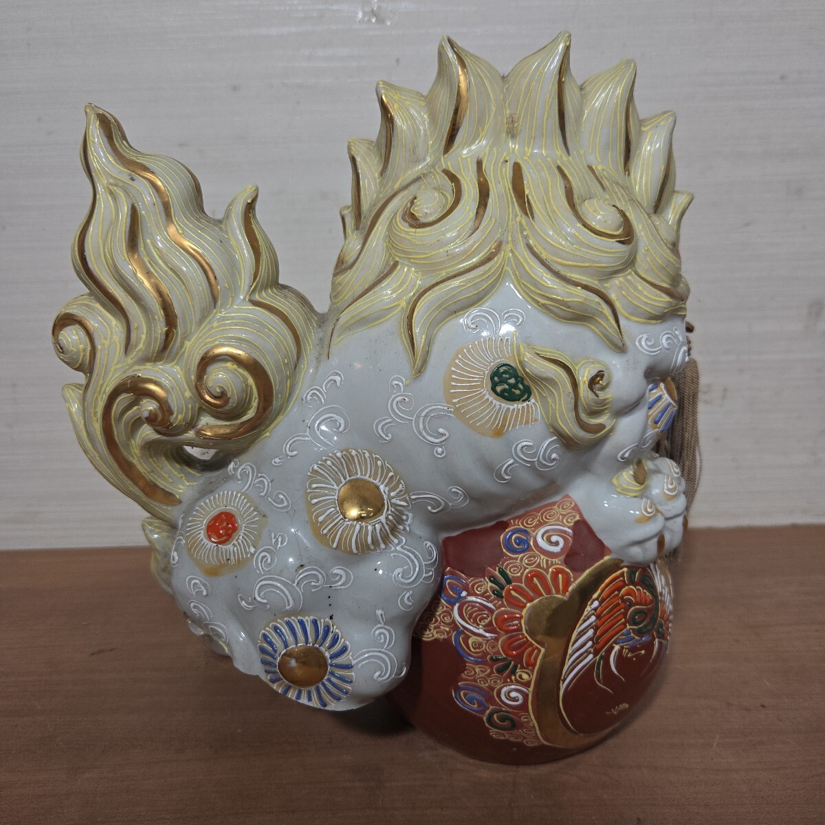 九谷焼 八栄窯 須栄義 刀咥 玉乗り獅子 金彩 色絵 魔除け 傷や汚れあり】九谷焼 八栄窯 須栄義 玉乗り獅子 置物 魔除け