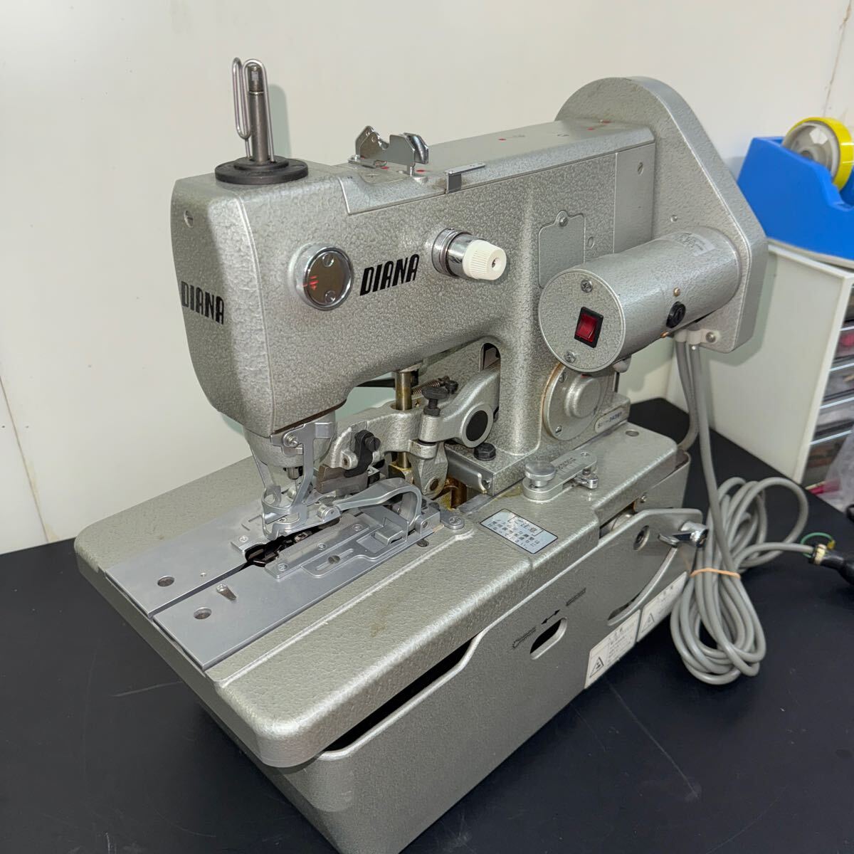 DIANA なり ポータブル 鳩目穴かがりミシン 100v