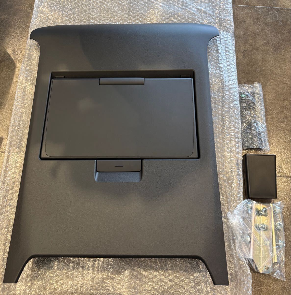 中古】トヨタ純正12.1型後席ディスプレイ用フィッティングキットの落札