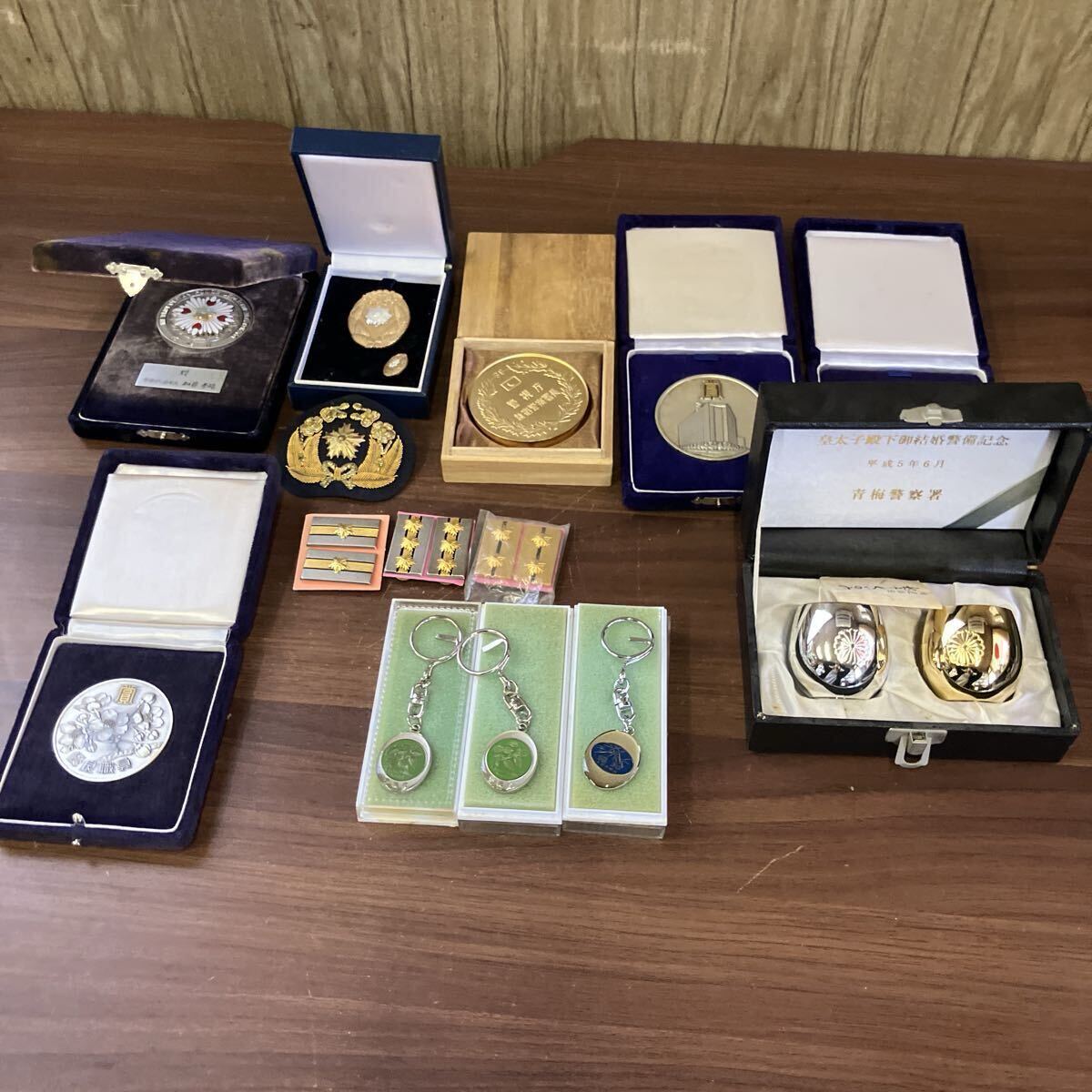 遺品整理品　警視総監　警察　警察署長　記念メダルセット ◇警視総監 賞 警察庁 メダル 箱入り 警察 記念メダル 黄金に輝く