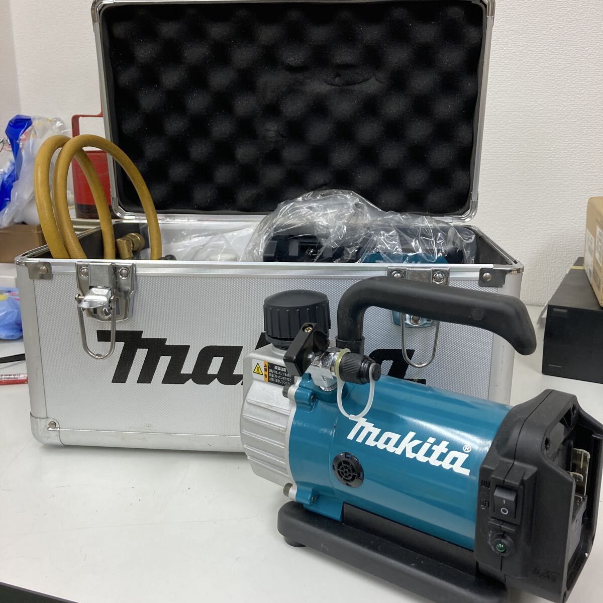 目立った傷や汚れなし】マキタ[makita] 18V 充電式真空ポンプ VP180DZ 