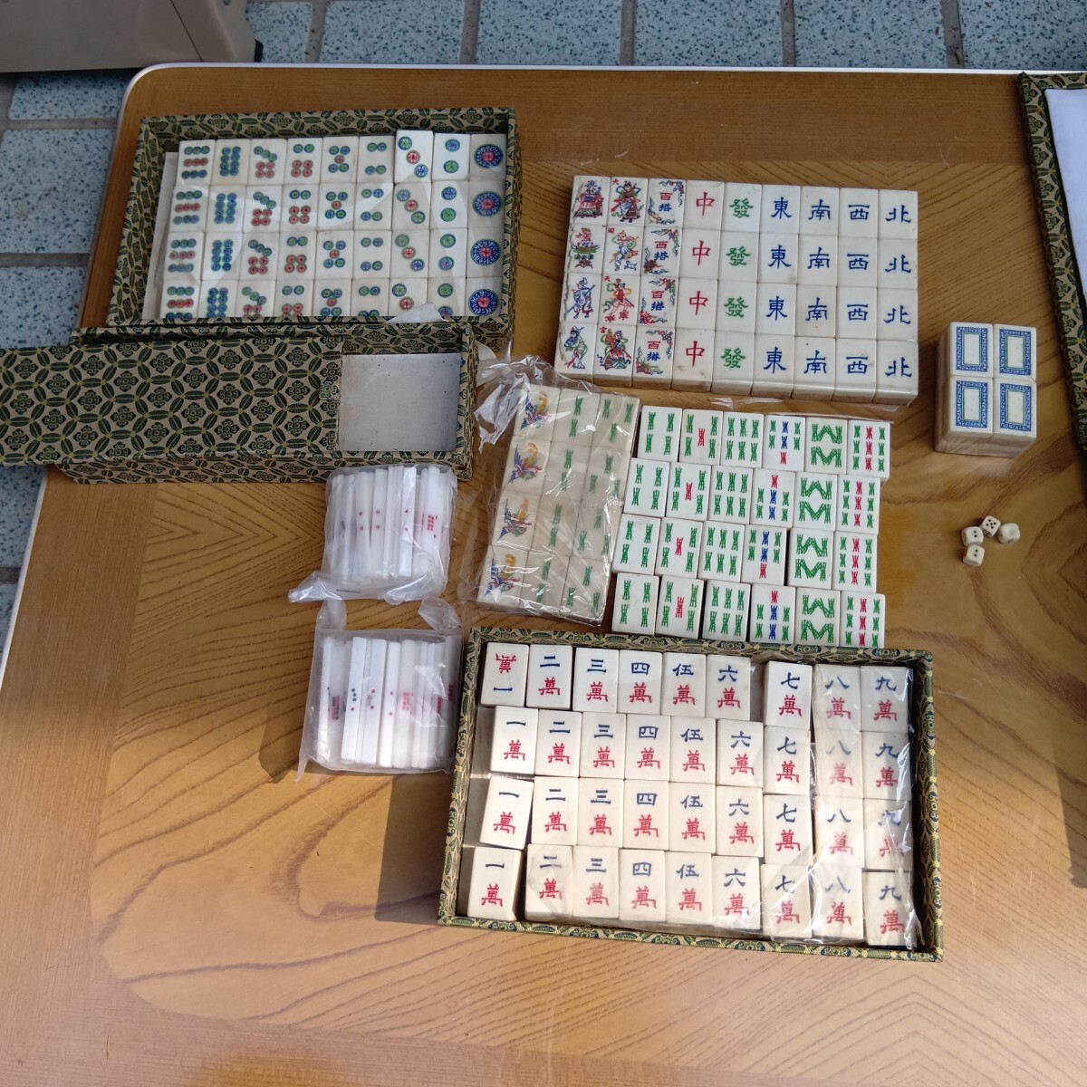 やや傷や汚れあり】古い 麻雀牌 木箱付き 背竹 骨 中国 美術 古玩 骨董