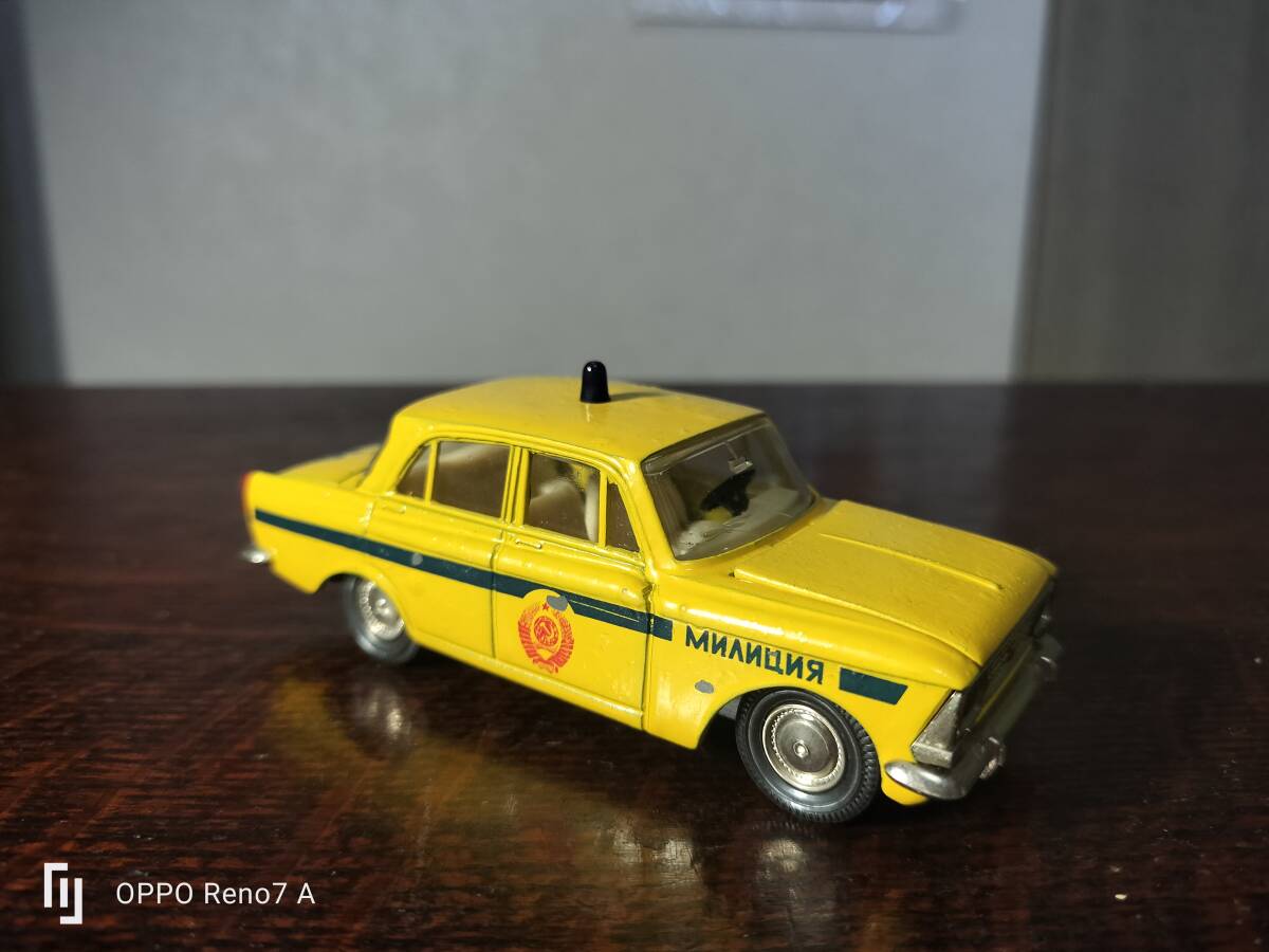 古い旧ソ連製ミニカー1/43モスクビッチ412型セダン・ソビエト交通警察