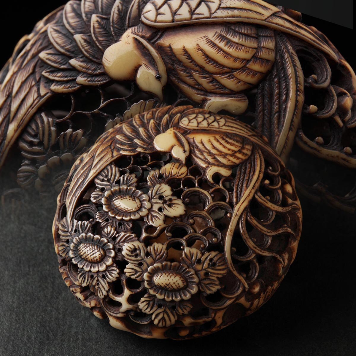 横浜個人蔵競売】在銘 本象牙動物根付・獅子根付 全長4.4cm 35g ☆日本