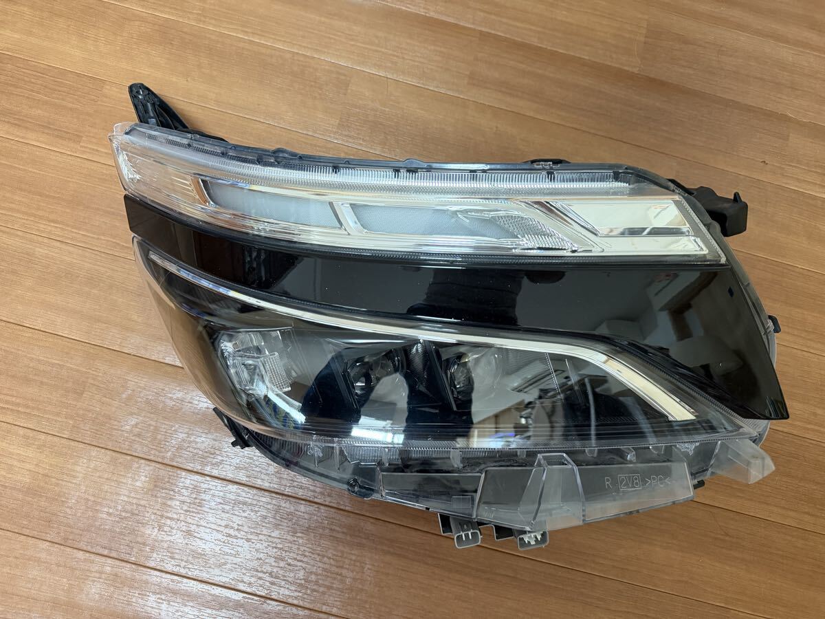 美品 ZRR80W ヴォクシー ZS 煌 後期 純正 LED ヘッドライト 右 28-240