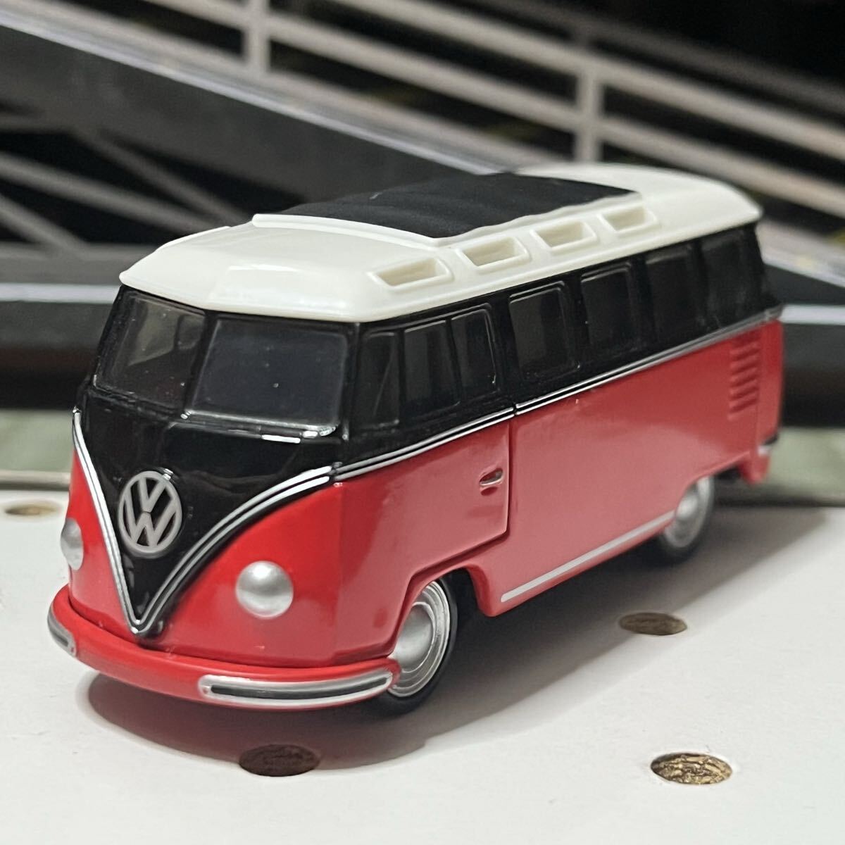 新品】①スタ 売り切り 新商品 乗用ラジコン ワーゲンバス 赤 大型二人
