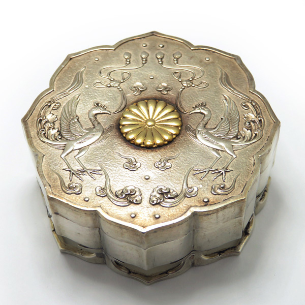 皇室ボンボニエール 明治～大正八稜鏡形日月鳳凰文純銀ボンボニエール