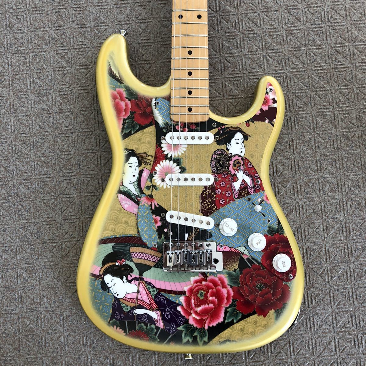 Squier by Fender 和柄生地（浮世絵）ストラトキャスターの落札情報