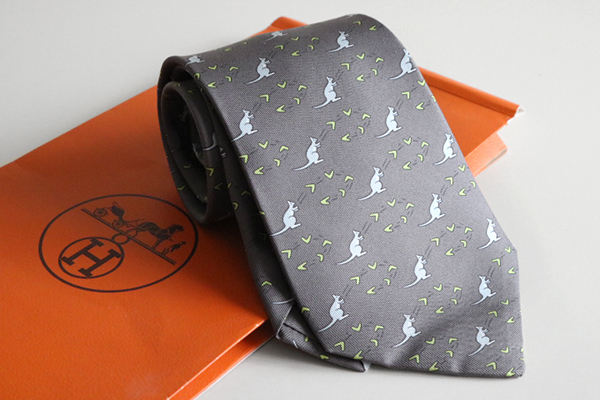 HERMES エルメス ネクタイ グレー シルク フランス製 カンガルー 総柄 楽天市場】【新品】 エルメス HERMES ネクタイ シルクツイルタイ