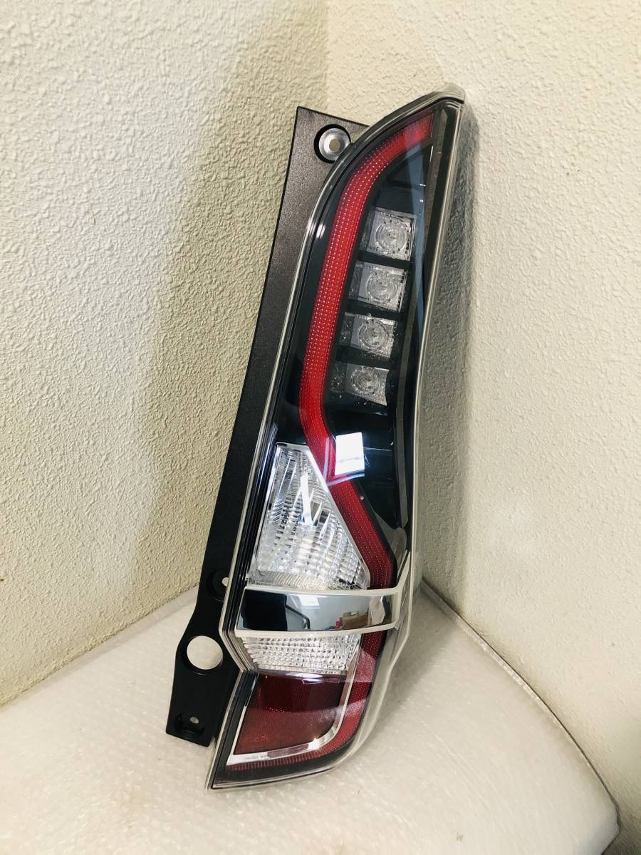 美品】セレナ ハイウェイスター C27 後期 右テールランプ 26554-5TT0A