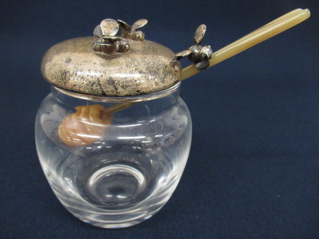 J1978 シルバー925 刻印あり 銀製 蓋 蜂モチーフ はちみつポット 金属工芸 蓋物 金工 テーブルウェア インテリア ガラス容器 ビンテージ の落札情報詳細 ヤフオク落札価格情報 オークフリー スマートフォン版 J1978 シルバー925 刻印あり 銀製 蓋 蜂モチーフ はちみつポット 金属工芸 蓋物 金工 テーブルウェア インテリア ガラス容器 ビンテージ の落札情報詳細 ヤフオク落札価格情報 オークフリー スマートフォン版