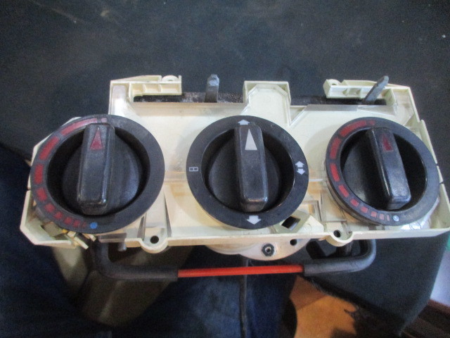 ベンツ W126 エアコンスイッチ 中古 1268300985 傷や汚れあり