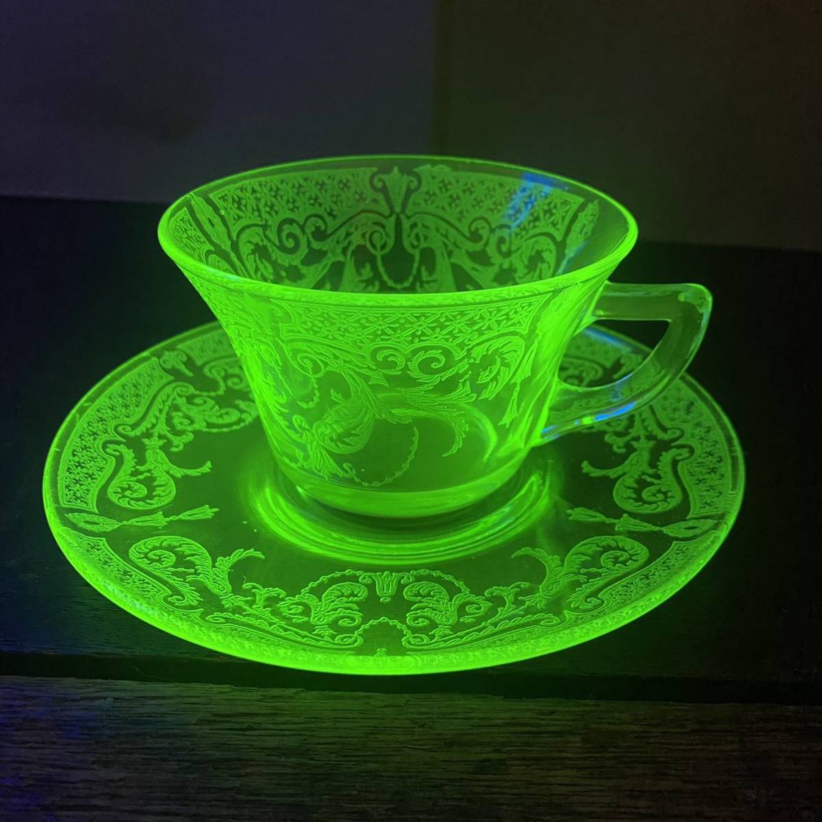 【新品】イギリス式 高級骨陶器 コーヒー ティー兼用キッチン洋食器 カップソーサー 9点の豪華セット ヴィンテージ 典雅 柄は細かく C37の