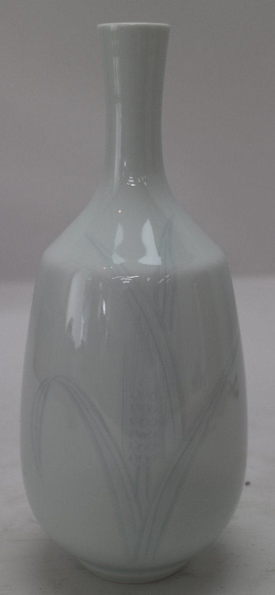 井上萬二　白磁彫文壷　白磁　椿　花　壺　陶芸　花瓶 井上萬二『白磁緑釉椿彫文 壺』 ｜骨董品買取 緑和堂