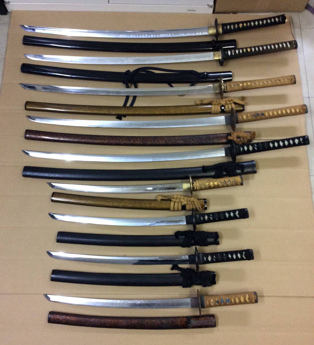 【傷あり品】模造刀 10本セット  まとめ 太刀 脇差  白鞘 日本刀 傷あり】模造刀 8本 まとめ 透かし鍔 樋入り 太刀 脇差 白鞘