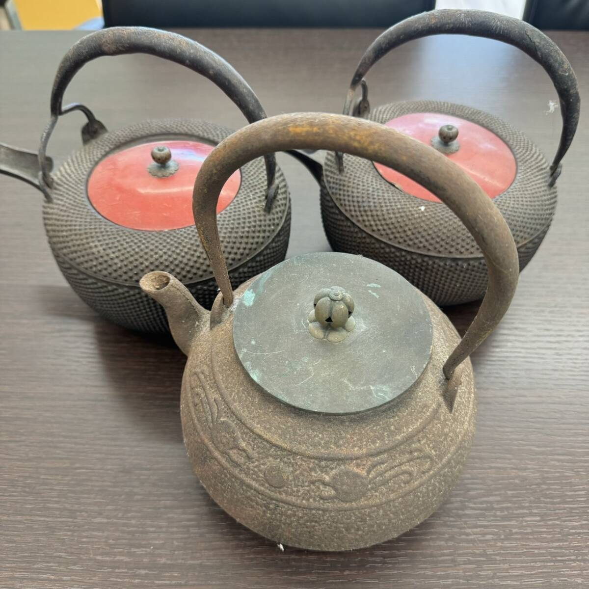 古い大きな鉄瓶 茶道具 置物 和風 大型 骨董品 インテリア レトロ 古い大きな鉄瓶 茶道具 置物 和風 大型 骨董品 インテリア