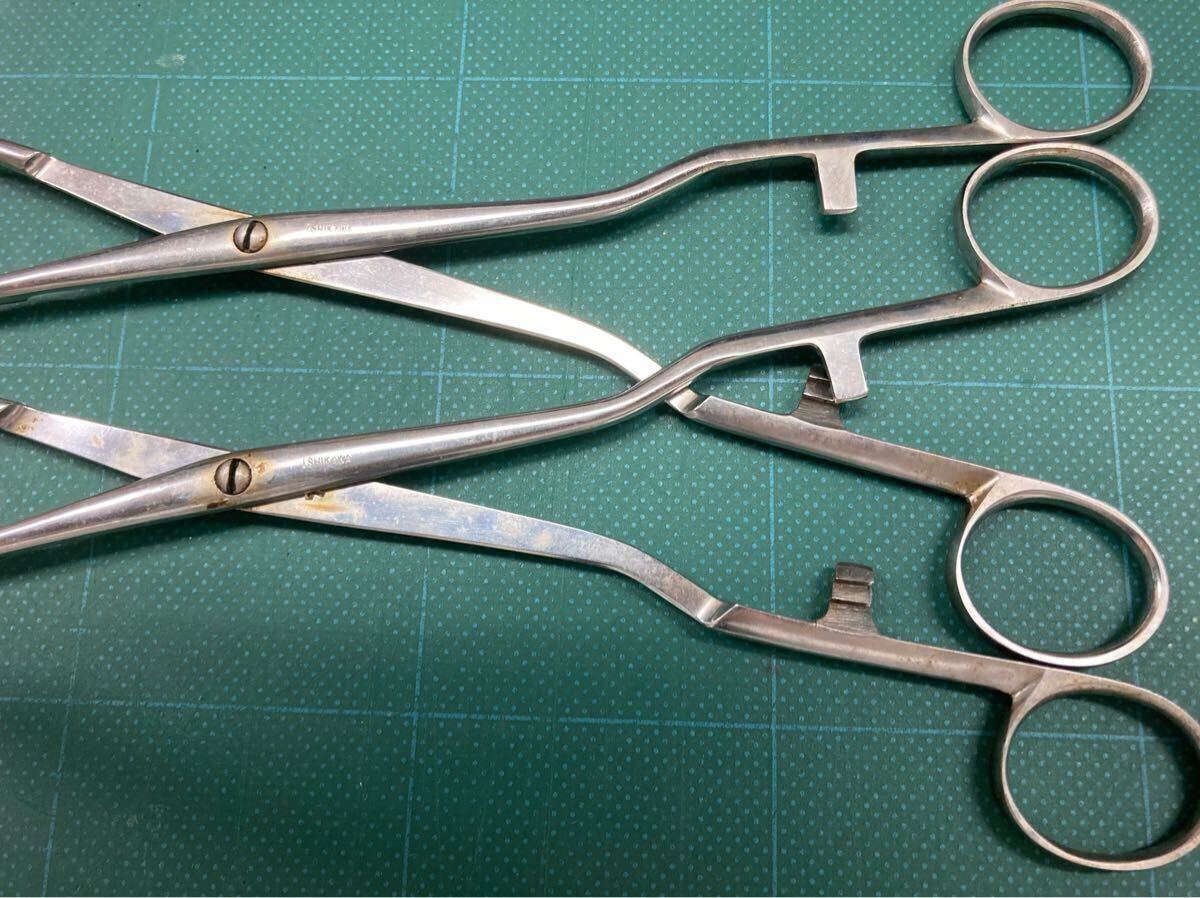 【医療器具 いろいろ大量 まとめて】古い診療所で使われていた 手術 器具 医療 衛生 病院 店舗什器 メス 昭和レトロ 診療所  診療所の手術室でランプの下で医療器具を使用して均一に行う手術中の