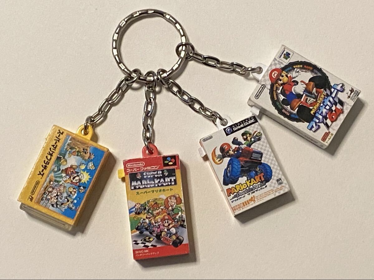 新品】任天堂 ファミコン ハード&飛び出すカセット ツインキーホルダー