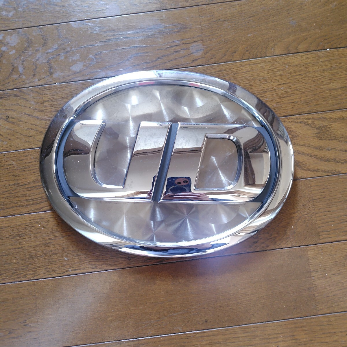 日産 UD トラックス クオン フロントパネル用 エンブレム 大型 旧型