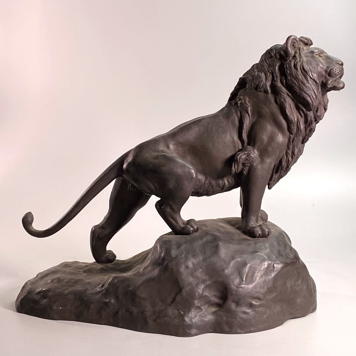 ブロンズ製　【百獣王】と題された作品　小倉右一郎作 D110. 彫刻家【小倉右一郎】作 ブロンズ『百獣王』獅子 置物 共箱付属
