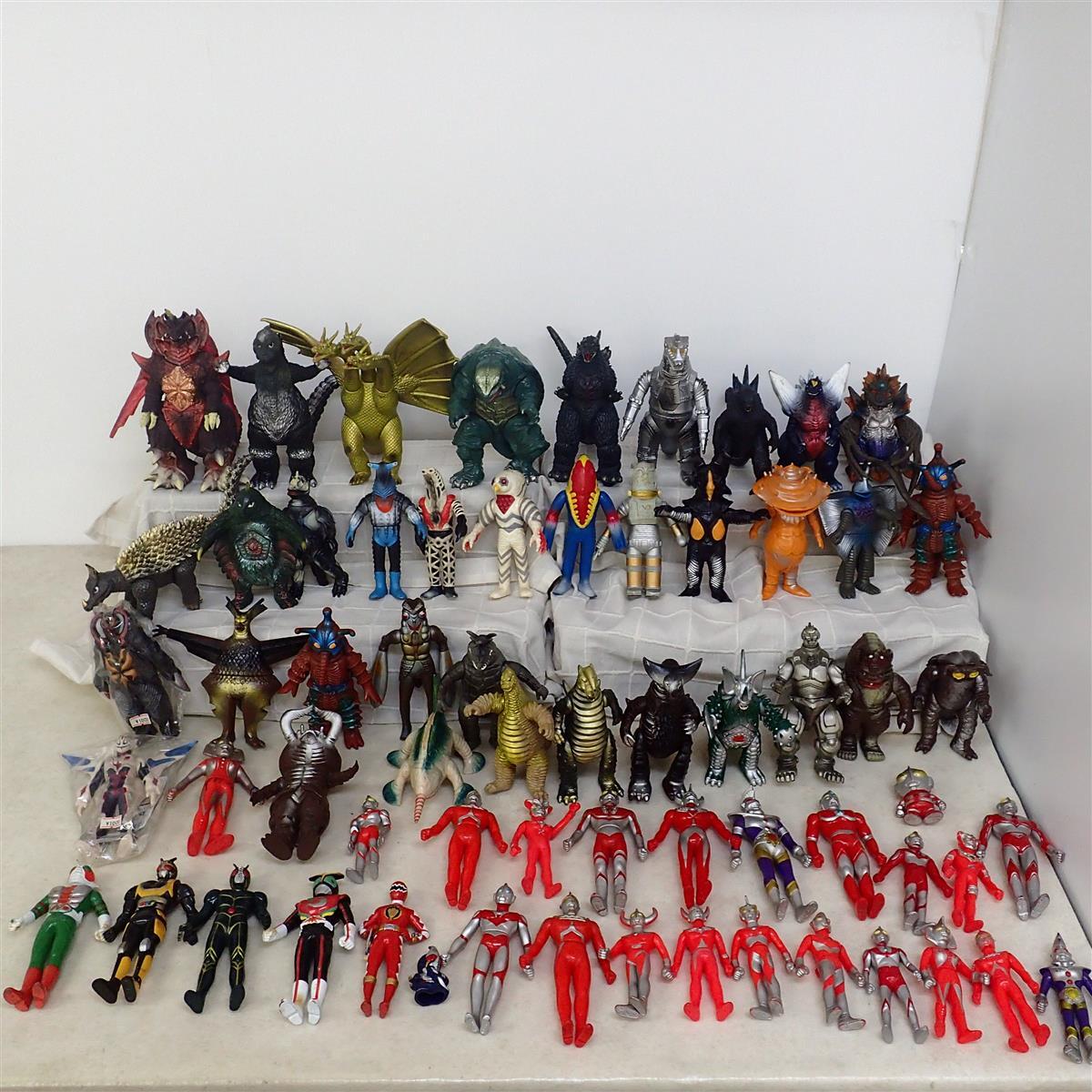 □ 円谷英二生誕100周年記念ソフビ キングギドラ ウルトラマン(飛行