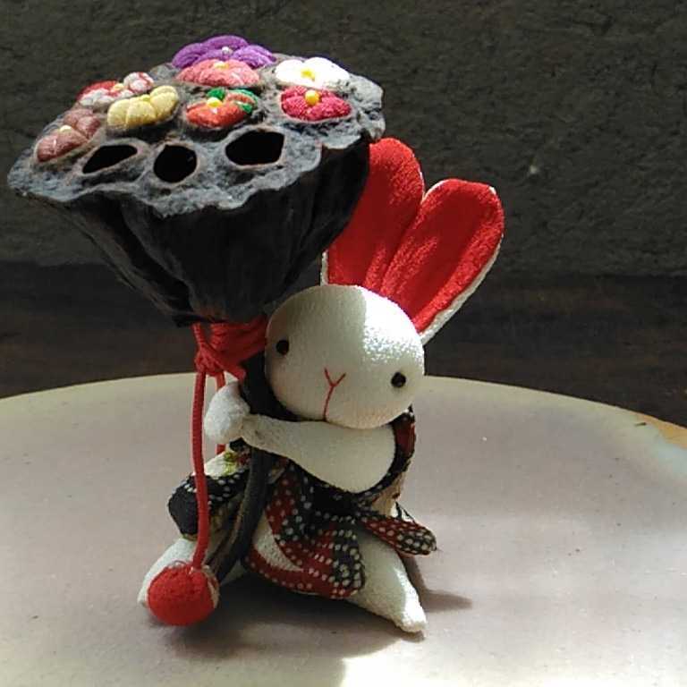 希少ジャパニーズアンティークちりめん着物の真っ赤なお目めのうさぎ