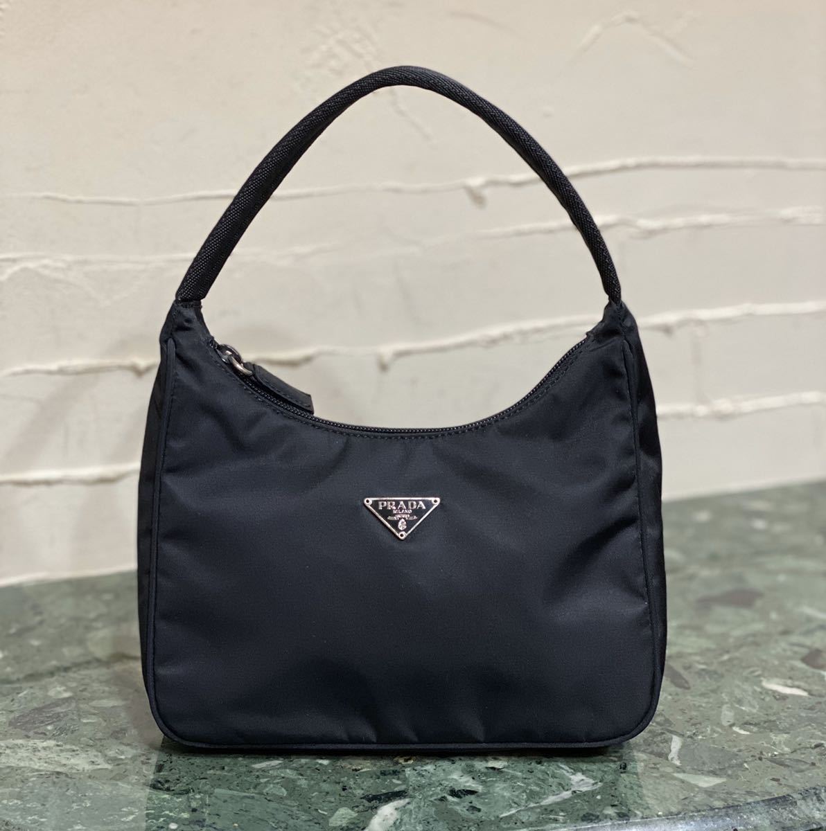 美品 PRADA ミニバッグ ナイロン素材 ロゴプレート ブラック
