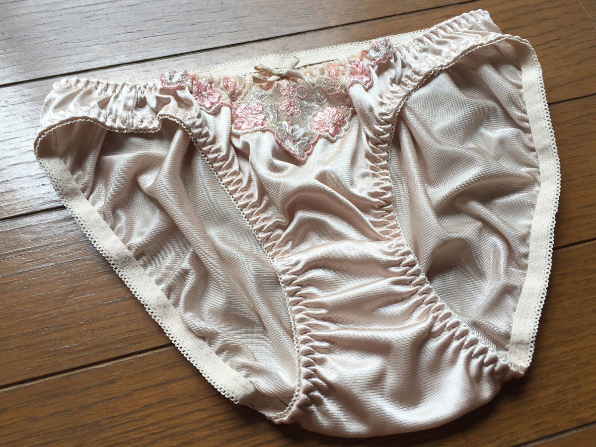 人妻の光沢の下着 